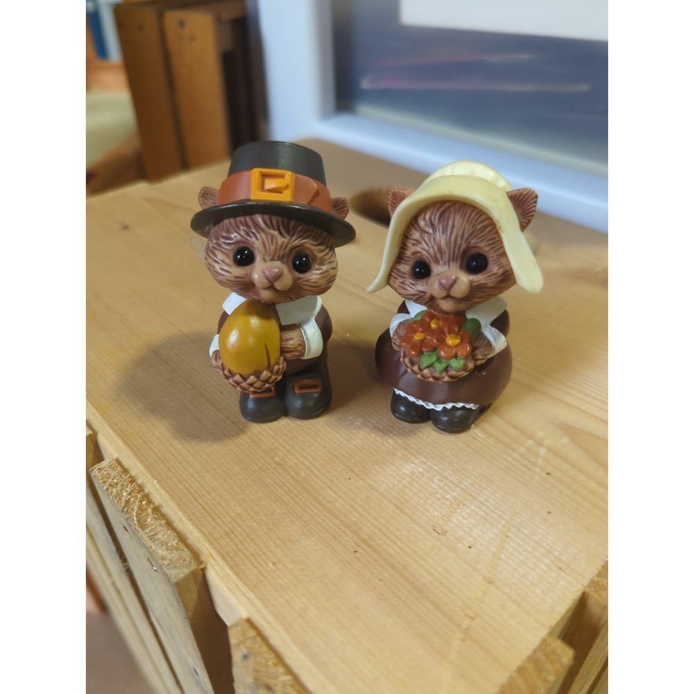 Vintage Hallmark THANKSGIVING DINNER PILGRIM CHIPMUNKS Salt & Pepper Shaker Set